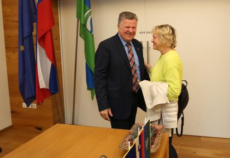 PODPIS POGODBE ZA PRIZIDEK IN FASADNI OVOJ ZD CERKNICA 15 FOTO LJUBO VUKELIČ